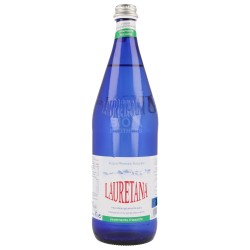 Acqua minerale leggermente frizzante in bottiglia di vetro