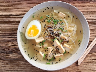 Zuppa orientale vegetariana con noodles, tofu e shiitake